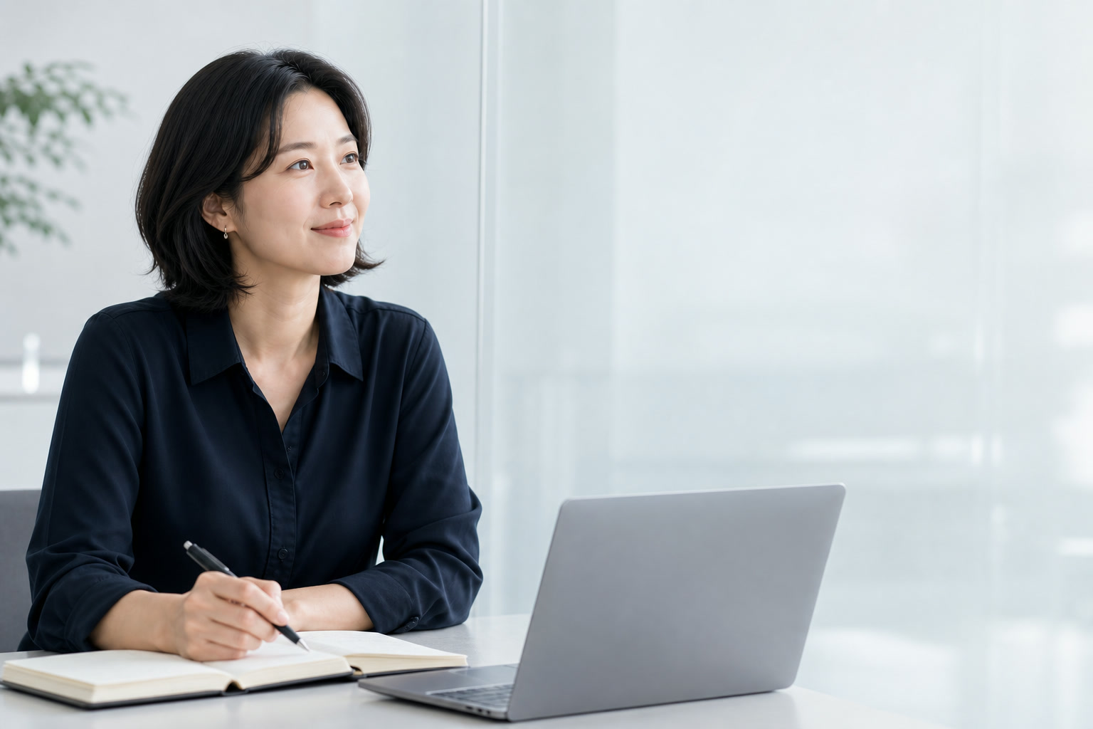 교실에서 수업 자료를 준비하는 해온 한국어 튜터